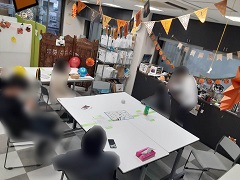 学習支援と相談支援を一体的に行うオープンスペースの様子