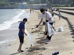 海岸清掃を実施する様子