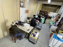 有償作業としてCDなどの解体・分別作業に取り組む利用者の様子 