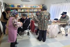 「高齢者ふれあい喫茶」を開催し、市営住宅の独居高齢者への見守り支援を行った様子