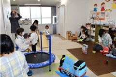定期預かり事業で、保育士・子育て支援員などによる手厚い保育が提供されている様子