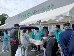 法人主催のマルシェで、会場設営や運営サポートを行う若者たちの様子