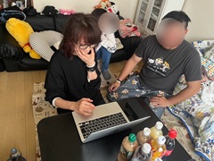 生活に困窮する若者へ食糧を届けるとともに、金銭管理の指導を行っている様子