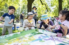 アートに関するワークショップで多様な子供たちが交流しながら創作活動をしている様子