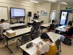 社会人へのステップアップセミナーにて筆記試験を受ける参加者の様子