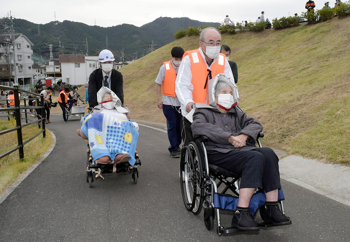 助け合わなきゃと意識変化…高知市の介護８施設が合同避難訓練　津波想定し住民らと命山へ
