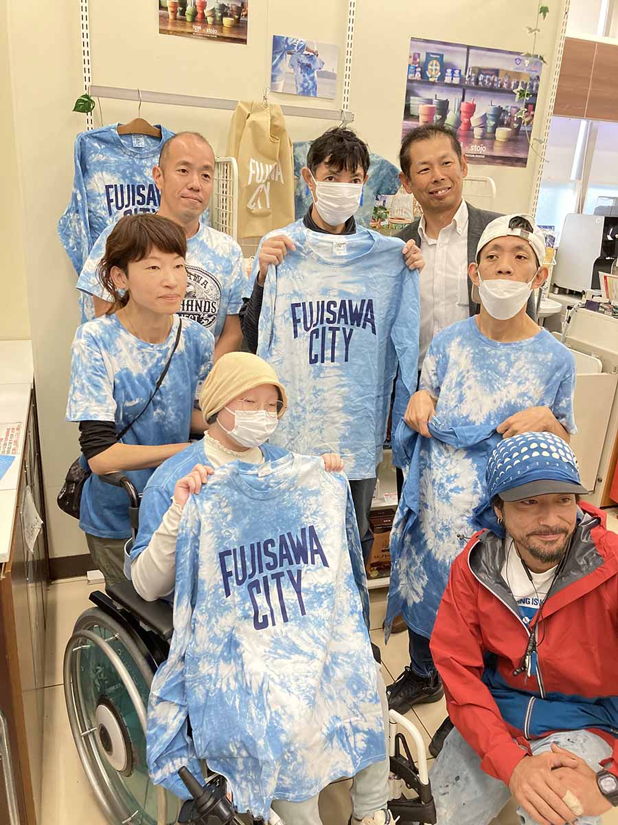 障害者らが藍染めに挑戦　ローソン藤沢市役所店でブランドシャツ販売