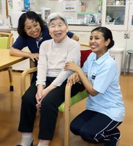 日本に行ってみたい…小学校教員から介護の道へ、難しい佐渡弁なんの！まぶしい笑顔で言葉の壁越え　連載［今や佐渡もん！外国人移住者］ミャンマー