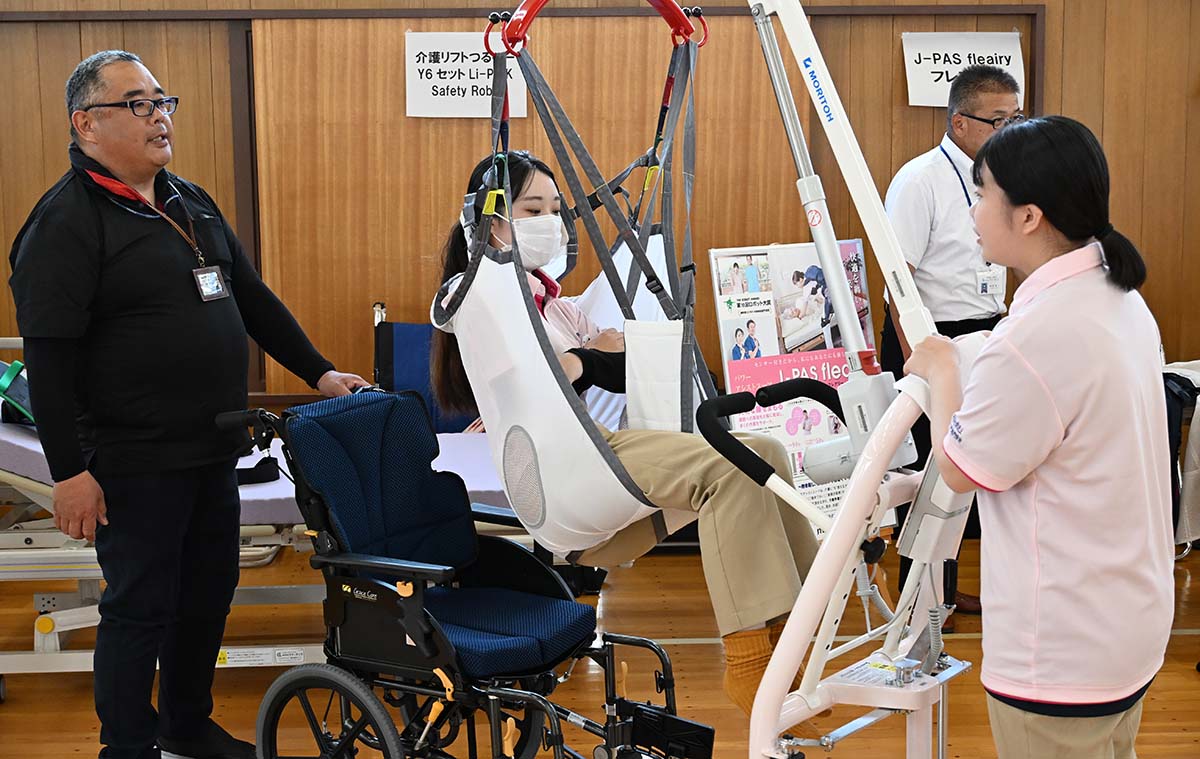 なるほど最新の介護　北上市の専門学校で体験会