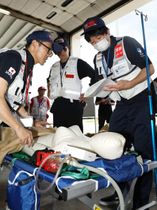 大規模災害時、傷病者の広域搬送スムーズに　新潟空港で新潟大学と県が訓練、ＤＭＡＴら連携確認