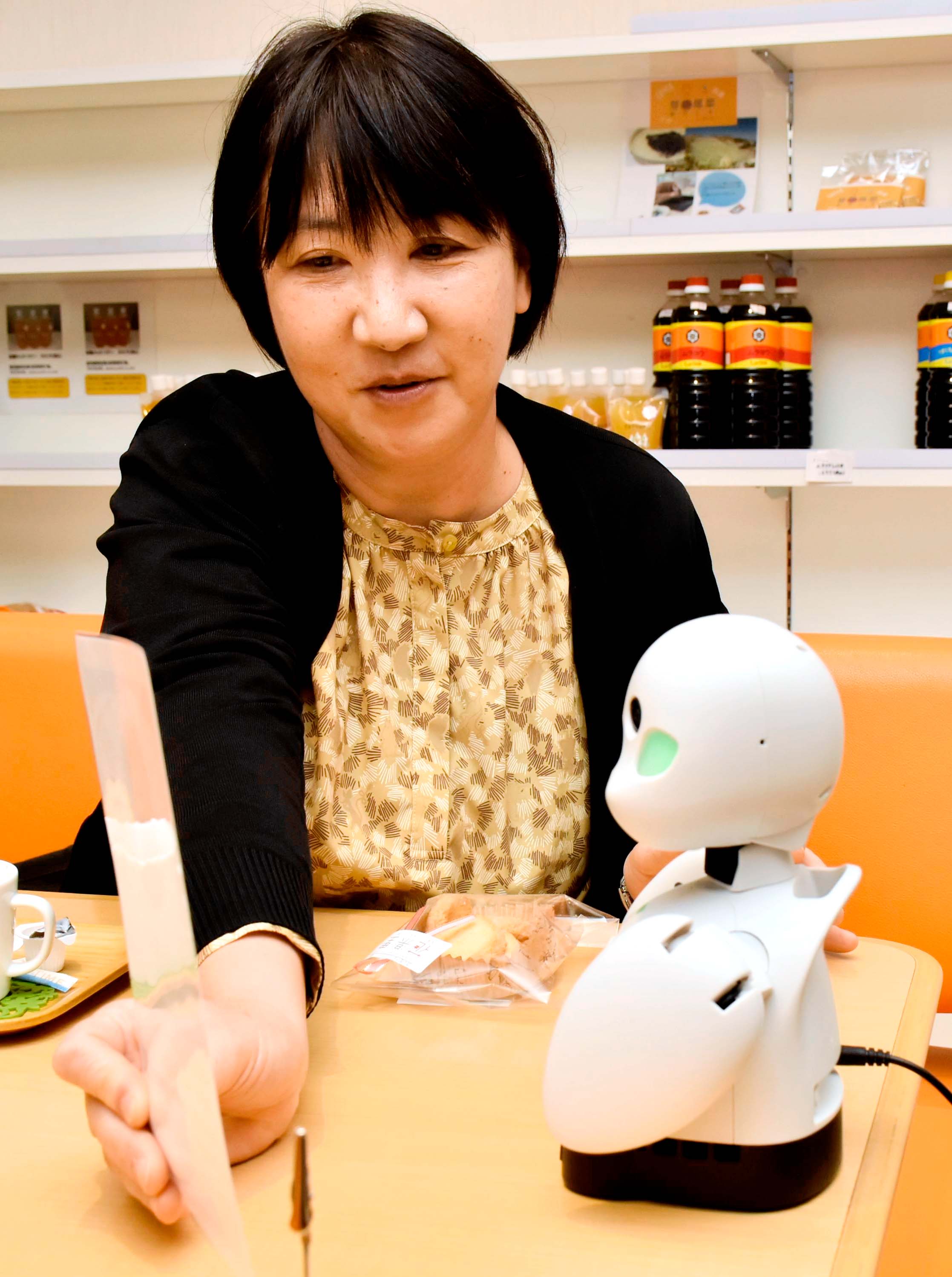 肢体不自由でも「分身」ロボットで接客　遠隔操作で社会参加（愛媛）