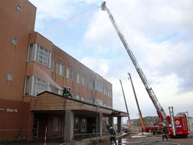 老健施設の火災に備えて　上越消防署が「国府の里」で消防訓練、職員は避難誘導の手順確認