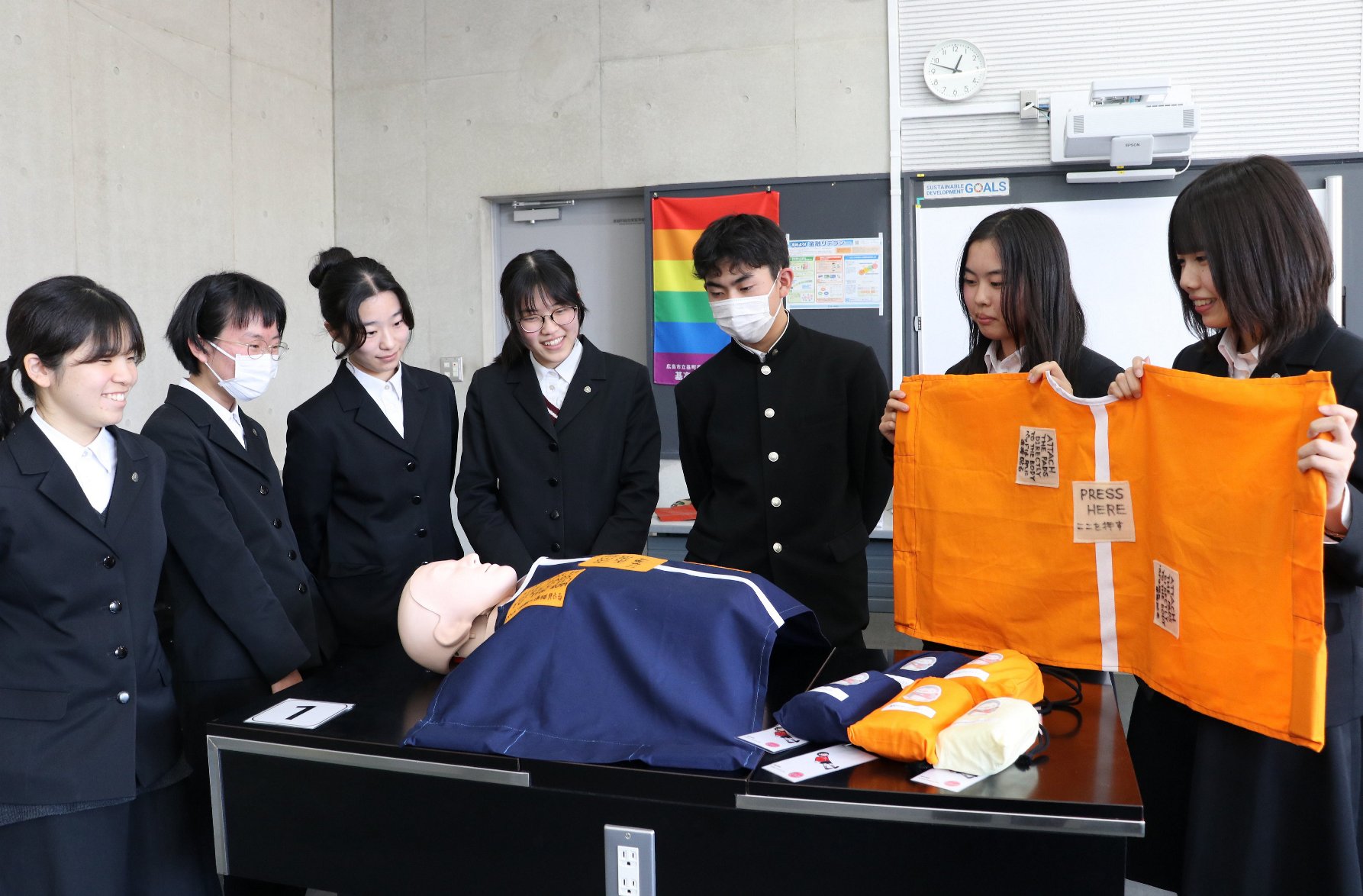 AED使用時に女性の肌を隠すシート、広島の基町高の生徒が作成