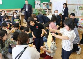 幼保との連携強化に向け佐渡市で小学校の校長らが保育園を視察　体験型教育がもたらす子どもの成長学ぶ