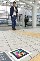 視覚障害者を音声で乗り場へ誘導、新潟駅バスターミナルでアプリの社会実験　利用者「便利」、周知など課題も