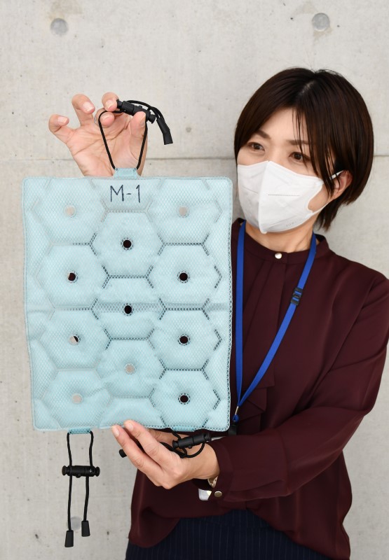 登下校時 熱中症防げ　岡山県新見市教委、児童に冷感パッド貸与