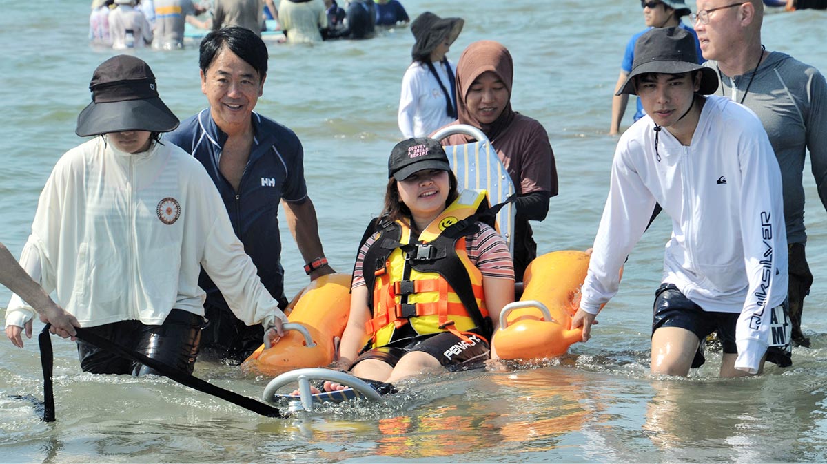 車いすで夏の海へ、鎌倉・由比ガ浜で４０組が満喫「海に浮いて楽しかった」